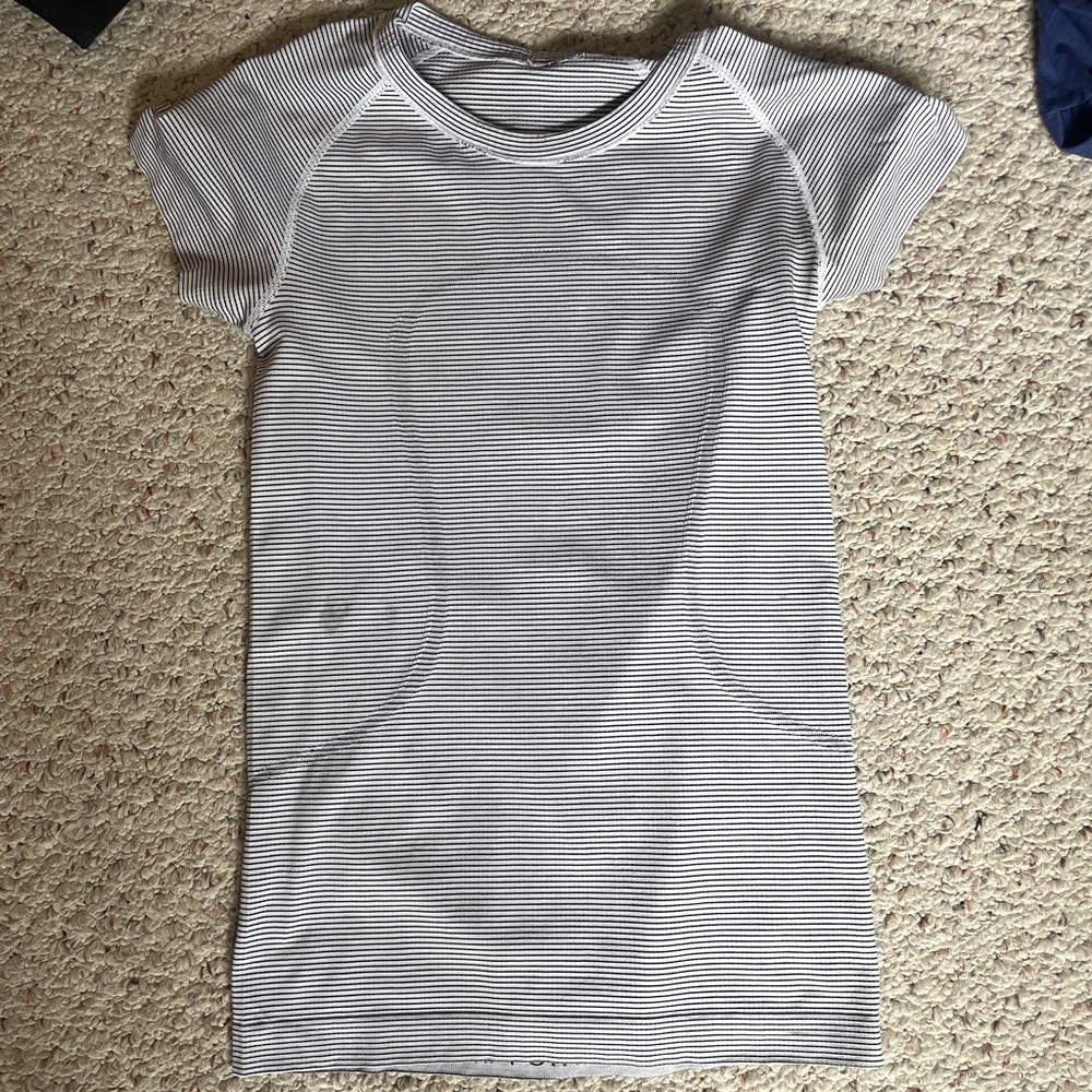 Lululemon swiftly tech tee sz 6 (striped)